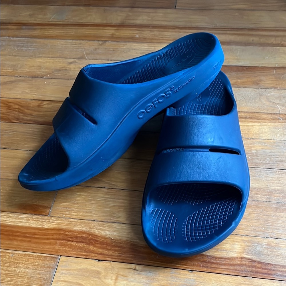 OOFOS Navy Slide Sandals (M11 / W13)